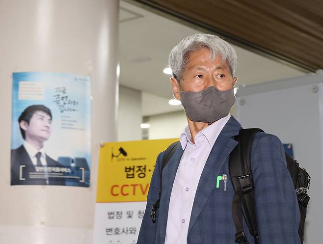 ▲지난 대선에서 대장동 사건 관련 뉴스타파 인터뷰 대가로 1억6500만원을 받은 혐의와 윤석열 대통령 명예를 훼손한 혐의 등을 받고 있는 신학림 전 언론노조 위원장이 지난 20일 오전 서울중앙지법에서 열린 영장실질심사에 출석하기 위해 법정으로 향하고 있다. ⓒ연합뉴스