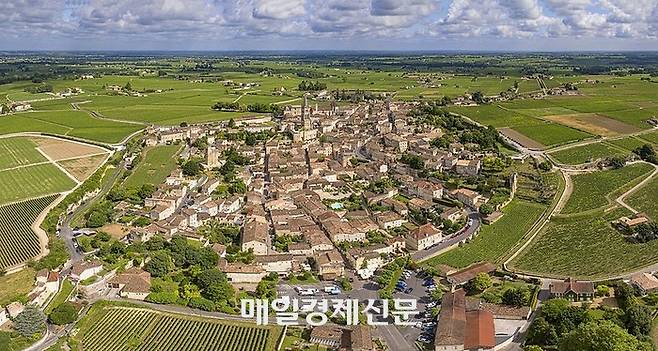 아키텐은 비옥한 포도밭이 광활히 펼처진 비옥한 농토였다. 사진은 아키텐의 도시인 생테밀리옹 지역. [사진출처=Chensiyuan]