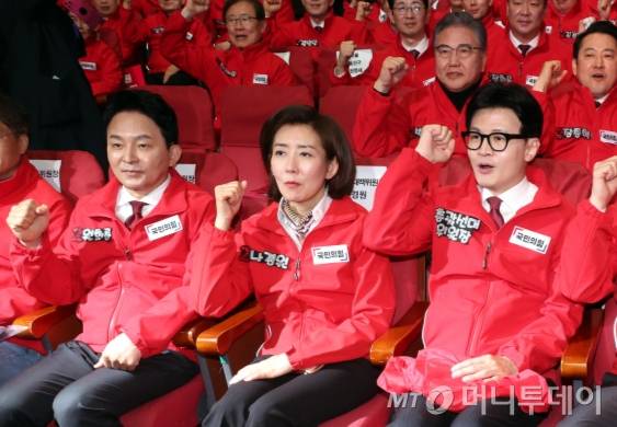 [서울=뉴시스] 조성봉 기자= 한동훈 국민의힘 총괄선대위원장이 19일 오전 서울 여의도 국회에서 열린 제22대 총선 중앙선대위 발대식 및 공천자대회에서 참석자들과 총선승리를 다짐하고 있다. 왼쪽부터 김경률 선대부위원장, 원희룡, 나경원 공동선대위원장, 한동훈 총괄선대위원장, 윤재옥, 안철수 공동선대위원장. 2024.03.19. suncho21@newsis.com /사진=조성봉