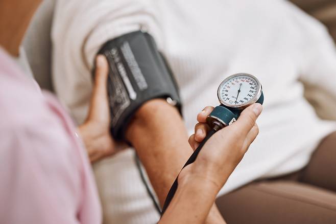 고혈압을 인지하기 위해선 잦은 혈압 측정이 필요하다. 사진은 기사 내용과는 무관함. /사진=이미지투데이
