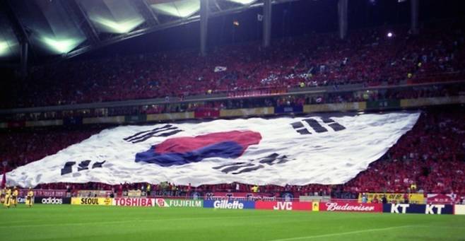2002년 월드컵 당시 응원단이 태극기로 한국 선수들을 응원하고 있다. /사진=뉴스1(국가기록원 제공)