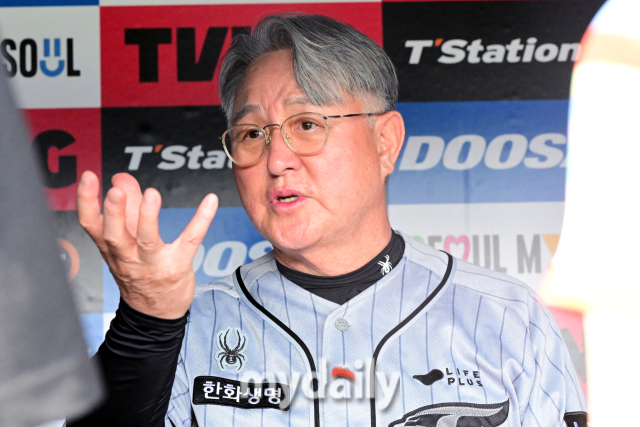 2024년 6월 12일 서울 잠실야구장에서 진행된 '2024 신한 SOL 뱅크 KBO 리그' 한화-두산의 경기. 경기 전 한화 이글스 김경문 감독이 취재진과 이야기를 나누고 있다./마이데일리