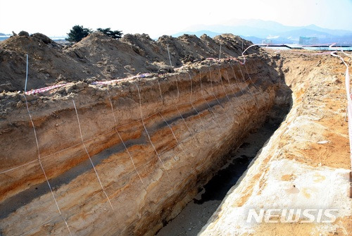 [울산·경주=뉴시스] 한국지질자원연구원이 지난 2010년 2월 경주시 외동읍 개곡리에서 발견한 활성화 의심 단층 모습 (사진=뉴시스 DB)