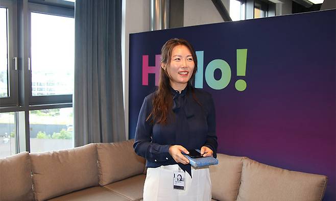 노승희 매니저가 7일(현지시간) 독일 바이에른주 뮌헨&nbsp;마이본볼프 사무실에서 회사를 소개하고 있다. 고용노동부 제공