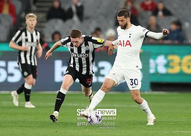 ▲ 영국 매체 '팀토크'는 21일(이하 한국시간) "벤탄쿠르가 엔제 포스테코글루 감독 체제에서 맹활약을 펼쳤음에도 이번 여름 이적 시장에서 팀을 옮길 수 있다"라고 보도했다. 매체에 따르면 "갈라타사라이는 벤탄쿠르 측과 만나 개인 조건에 대해 논의했다"라며 "우루과의 출신의 페르난도 무슬레라와 루카스 토레이라가 벤탄쿠르 영입에 도움을 줄 것이다"라고 언급했다.