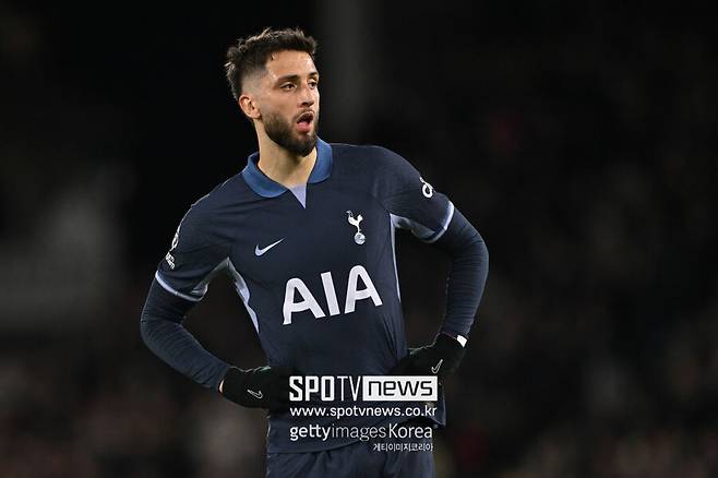 ▲&nbsp;영국 매체 '팀토크'는 21일(이하 한국시간) "벤탄쿠르가 엔제 포스테코글루 감독 체제에서 맹활약을 펼쳤음에도 이번 여름 이적 시장에서 팀을 옮길 수 있다"라고 보도했다. 매체에 따르면&nbsp;"갈라타사라이는 벤탄쿠르 측과 만나 개인 조건에 대해 논의했다"라며 "우루과의 출신의 페르난도 무슬레라와 루카스 토레이라가 벤탄쿠르 영입에 도움을 줄 것이다"라고 언급했다.