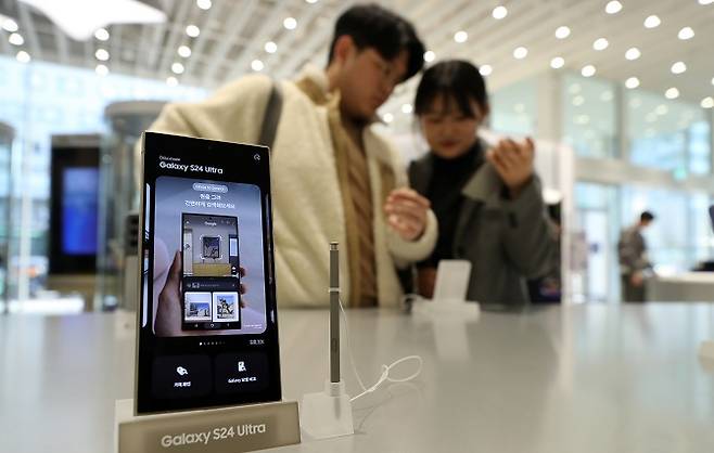 삼성전자는 인공지능을 탑재한 스마트폰으로 시장을 선도했다.[사진=뉴시스]