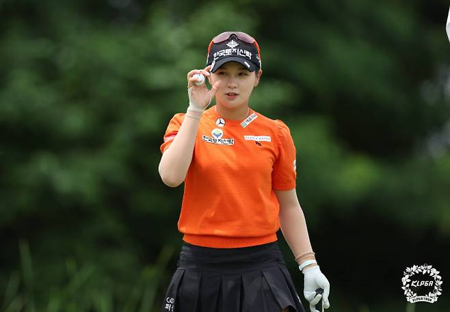 박현경이 23일 열린 KLPGA 투어 BC카드·한경 레이디스컵 최종 4라운드에서 버디를 잡고 이동하고 있다.(사진=KLPGA 제공)