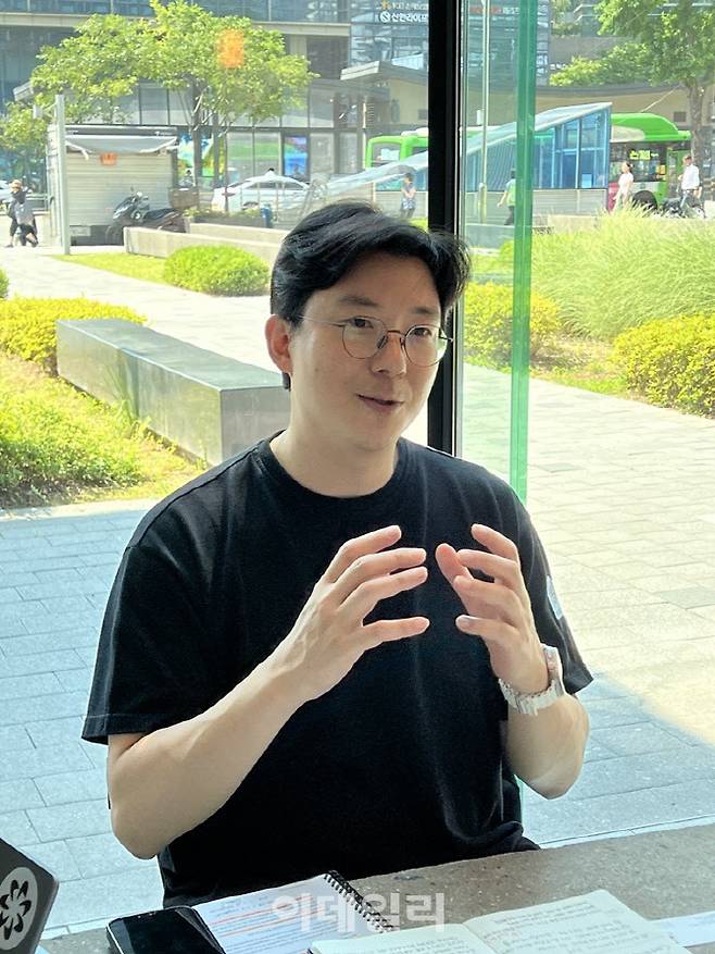 김동완 툴스 포 휴머니티 글로벌 재무 총괄이 지난 21일 이데일리와의 인터뷰에서 말하고 있다(사진=월드코인)