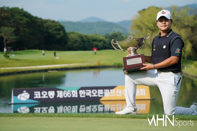 김민규가 23일 끝난 한국오픈에서 정상에 오른 후 우승컵을 들고 포즈를 취하고 있다.