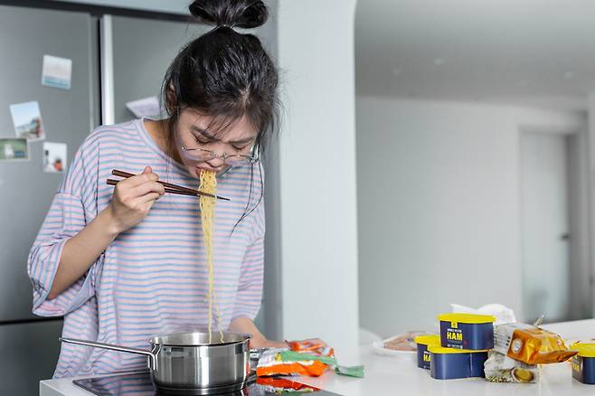 1인 가구 거주자들은 지역공동체의 필요성에 대한 인식이 높고 참여 의향도 적지 않은 사람이 갖고 있지만 실제 참가율은 매우 낮은 것으로 나타났다. [사진=게티이미지뱅크]