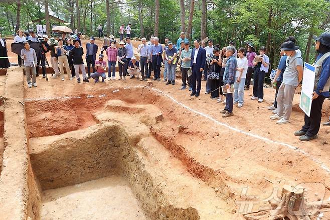 21일 시발굴조사 현장공개설명회에서 드러난 점토집수정(해남군 제공)/뉴스1