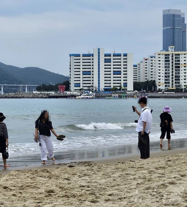 23일 부산 광안리해수욕장에서 방문객들이 바닷물에 발을 담그고 있다.2024.6.23. 손연우 기자