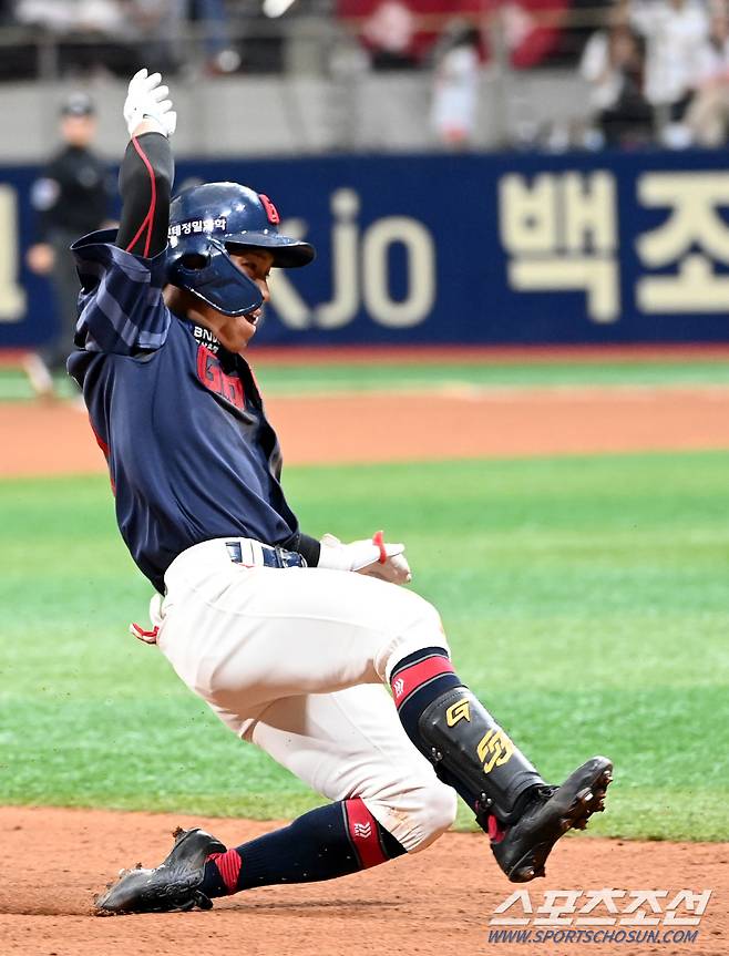 23일 고척스카이돔에서 열린 롯데와 키움의 경기, 5회초 롯데 황성빈이 우중간을 가르는 3루타를 치고 슬라이딩을 하고 있다. 고척=허상욱 기자wook@sportschosun.com/2024.06.23/