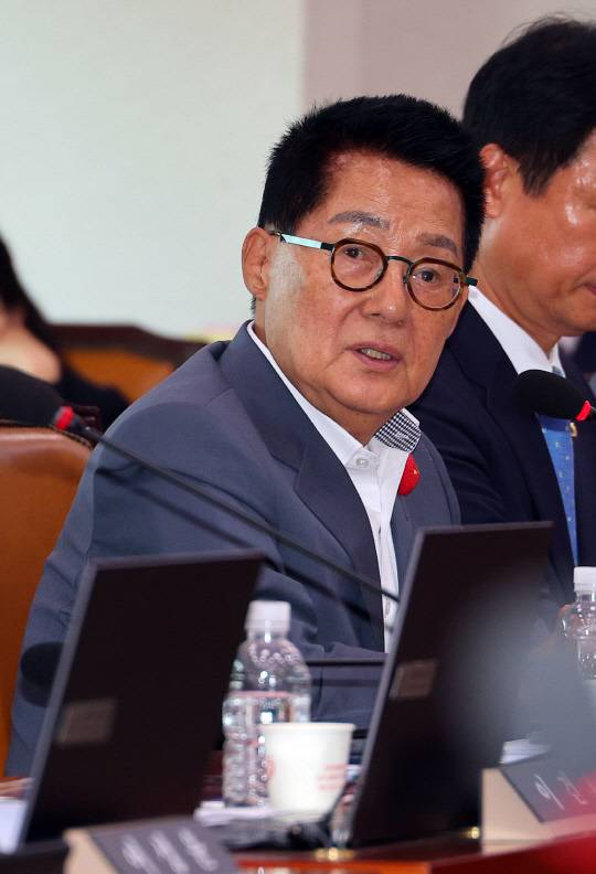 박지원 더불어민주당 의원이 12일 오후 국회에서 열린 법제사법위원회 전체회의에서 질의하고 있다.<연합뉴스>