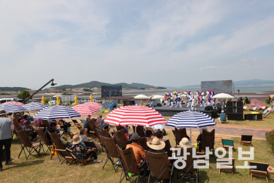 무안황토갯벌축제를 방문객들이 아레나 무대에서 공연을 관람하고 있다.