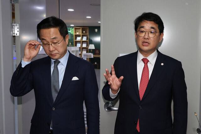 배준영 국민의힘 원내수석부대표(오른쪽)와 박성준 더불어민주당 원내수석부대표가 지난 6월19일 오후 서울 여의도 국회 의원회관에서 원 구성 협상을 한 뒤 나와 취재진에게 각자 입장을 설명하고 있다. 연합뉴스