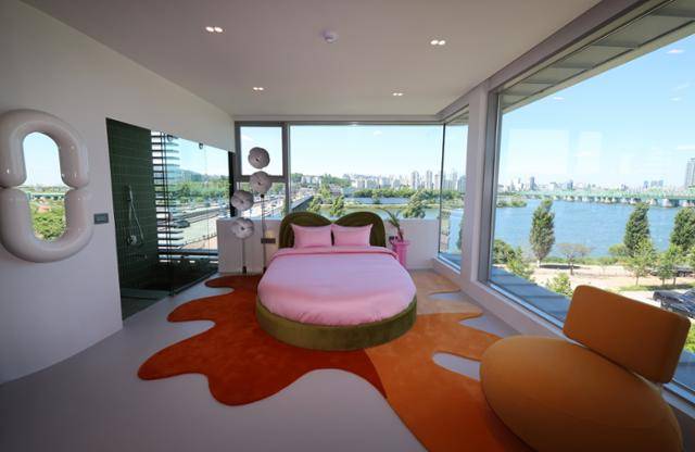 지난달 28일 서울 용산구 스카이 스위트 한강브릿지 서울(스카이 스위트)의 모습. 이날 서울시와 에어비앤비는 코로나19로 사용이 중단된 한강대교 북단 전망카페(직녀카페)를 리모델링해 만든 스카이 스위트를 공개했다. 스카이 스위트의 정식 개관일은 오는 7월 16일이다. 박시몬 기자