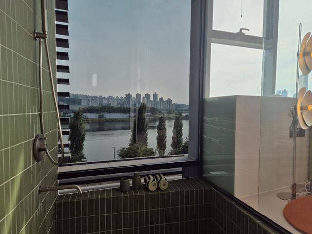 20일 서울 용산구 스카이 스위트 한강브릿지 서울(스카이 스위트)의 욕실 모습. 권정현 기자