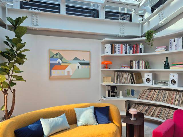 20일 서울 용산구 스카이 스위트 한강브릿지 서울(스카이 스위트)의 거실 모습. 권정현 기자