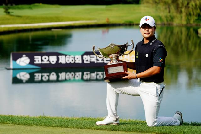 김민규가 한국오픈에서 우승한 뒤 포즈를 취하고 있다. 대회 조직위원회 제공