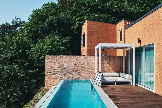 모자이크 노일의 야외 인피니티 풀.