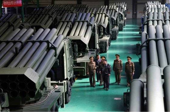 북한 노동당 기관지 노동신문은 지난 5월 13일 김정은 노동당 총비서가 11~12일 제2경제위원회 산하 중요국방공업기업소들을 현지지도했다고 보도했다. 김정은이 240㎜ 방사포 생산현장을 둘러보고 있다. 노동신문=뉴스1