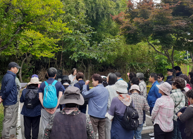 ▲ 강릉 출신 심연수 시인의 발자취를 따라 걸으며 시인의 생애와 문학 세계를 더듬어 보는 ‘심연수 로드 투어’ 행사가 지난 22일 강릉 난곡동 심연수 생가 터에서 시민 80여명이 참석한 가운데 열렸다. 이옥경