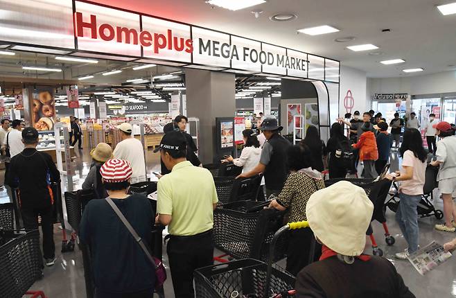 Customers line up to enter the Homeplus Mega Food Market in Ulsan. (Homeplus)