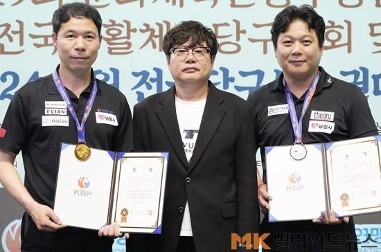 시상식 후 (왼쪽부터) 허정한, 남원당구연맹 김희원 회장,  서창훈이 나란히 기념촬영하고 있다.