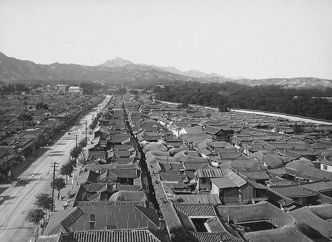 종로 돈화문로 일대의 시가(1931년 9월 25일 촬영). 멀리 창덕궁의 정문인 돈화문이 보인다. 중종반정 세력은 돈화문 앞에 진을 치고 연산군을 압박했다. [미국 의회도서관(무라카미 텐코 컬렉션)]