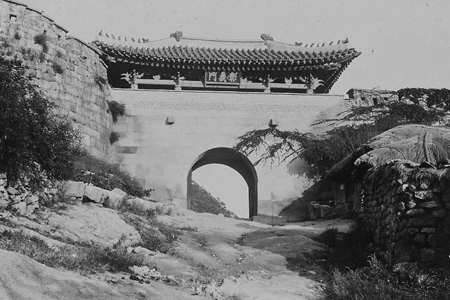 창의문(1904년). 인조반정군은 도성밖 홍제원에 집결했다가 자정 무렵 창의문을 도끼로 부수고 도성으로 물밀듯 쏟아져 들어갔다. [미국 헌팅턴도서관(잭 런던 컬렉션)]