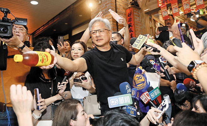 대만 야시장을 찾아 팬들과 소통하는 젠슨 황. 사진=AFP연합뉴스