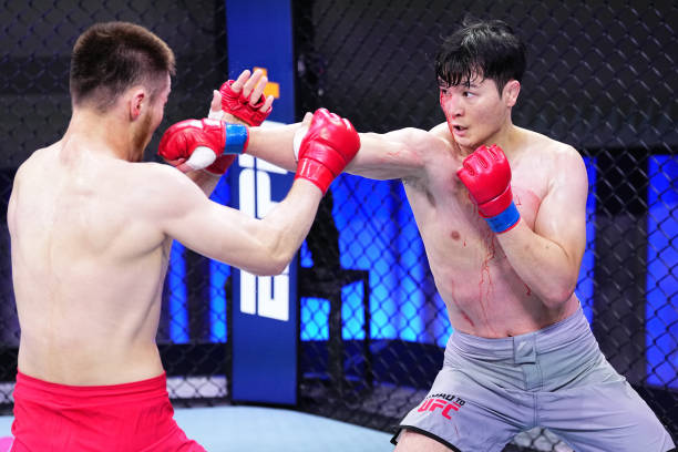 김한슬(오른쪽)이 Road to UFC 원매치에서 바하터보레이 바터보라티를 공격하고 있다. 사진=Getty Images=연합뉴스 제공