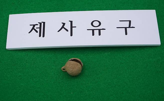 [나주=뉴시스] 전남 나주시 반남면 자미산 정상부 고대 제사유적에서 출토된 청동방울. (사진=나주시 제공) 2024.06.23. photo@newsis.com *재판매 및 DB 금지