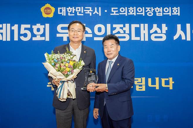 최병준(왼쪽) 의원은 지난 21일 대한민국시도의회의장협의회 선정 우수의정대상을 수상한 뒤 배한철(오른쪽) 경북도의회 의장과 기념촬영을 하고 있다. 경북도의회 제공