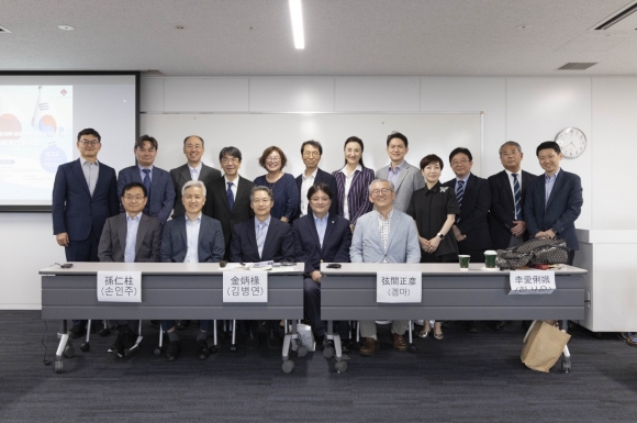 한일 외교·안보·경제 전문가들 - 22일 일본 와세다대에서 와세다대 일미연구소와 서울대 국가미래전략원 공동 주최, 한국국제교류재단 후원으로 열린 ‘안보·경제·과학기술 협력을 위한 한일 전문가 회의’에서 참석자들이 기념 사진을 찍고 있다. 와세다대 제공