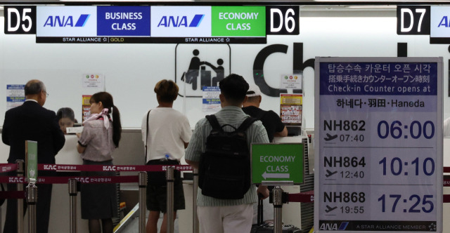 6월 21일 김포공항에서 일본행 승객들이 출국 수속을 하고 있다. 연합뉴스