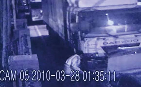 여성 승객 송씨를 성폭행하고 살해한 안남기가 택시 트렁크에서 피해자 시신을 꺼내 유기하는 모습 ⓒMBC 뉴스 화면 캡처