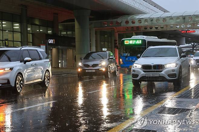 장맛비 내리는 제주국제공항 (제주=연합뉴스) 전지혜 기자 = 23일 오전 제주국제공항에 장맛비가 내리고 있다. 2024.6.23 atoz@yna.co.kr