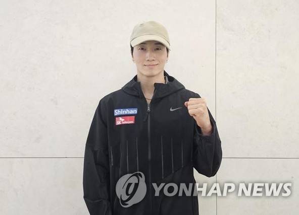 비보이 김헌우, 퀄리파이어 시리즈 2차 대회 출전 (영종도=연합뉴스) 설하은 기자 = 비보이 김헌우(Wing·서울시청)가 2024 파리 올림픽 브레이킹 최종 예선전인 올림픽 퀄리파이어 시리즈(OQS) 2차 대회 출전을 위해 19일 오전 인천국제공항에서 출국 전 기념 촬영하고 있다. 2024.6.19 soruha@yna.co.kr