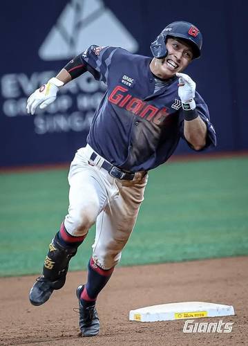 전력 질주하는 황성빈 (서울=연합뉴스) 롯데 황성빈이 23일 서울시 구로구 고척스카이돔에서 열린 프로야구 키움과의 방문경기, 5회 우중간에 타구를 보낸 뒤 전력 질주하고 있다. [롯데 자이언츠 제공. 재판매 및 DB금지]