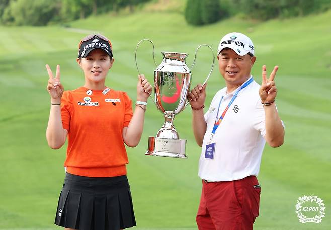 아버지와 우승 트로피를 든 박현경(왼쪽) [KLPGA 투어 제공. 재판매 및 DB 금지]