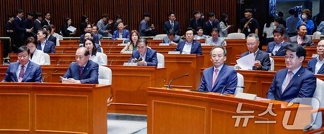 정점식 국민의힘 정책위의장(앞줄 왼쪽부터), 황우여 비상대책위원장, 추경호 원내대표, 배준영 원내수석부대표가 24일 오전 서울 여의도 국회에서 열린 의원총회에 참석해 비공개 전환을 기다리고 있다. 2024.6.24/뉴스1 ⓒ News1 안은나 기자