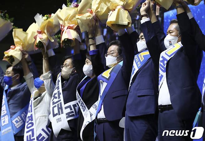 28일 올림픽공원 체조경기장에서 열린 더불어민주당 제 5차 정기전국대의원대회에서 당대표로 선출된 이재명 의원과 경선에 참가한 후보들이 인사를 하고 있다. (공동취재) 2022.8.28/뉴스1 ⓒ News1 허경 기자