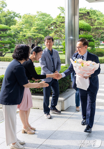 권진회 경상국립대 총장이 24일 첫 출근을 하면서 직원들과 인사를 하고 있다(경상국립대 제공). 2024.6.24