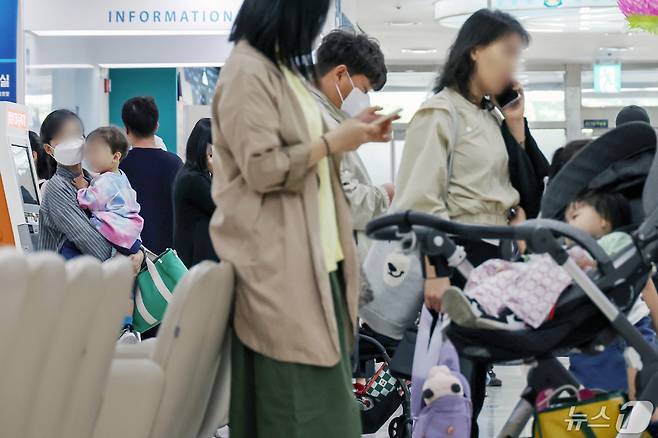 2급 감염병' 백일해가 역대급 확산세를 보이고 있다. 5월9일 서울의 한 대학병원 소아청소년과에서 어린이 환자와 보호자들이 진료를 기다리고 있다. 2024.5.9/뉴스1 ⓒ News1