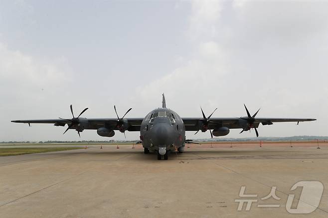 24일 오전 경기 평택시 주한미군 오산공군기지에서 열린 'AC-130J 고스트라이더 미디어데이'에서 AC-130J가 공개되고 있다. 2024.6.24/뉴스1 ⓒ News1 김영운 기자