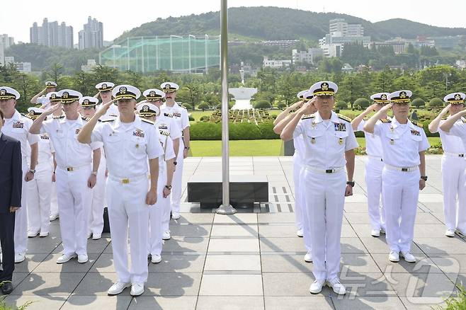 최성혁 해군작전사령관 중장(맨 앞열 오른쪽부터), 미 제9항모강습단장 크리스토퍼 알렉산더 준장을 비롯해 한미 해군 지휘관 ·참모들이 24일 6 ·25 전쟁 상기 주간을 맞아 UN 기념공원에 잠들어 있는 미 참전용사 묘역에 참배하고 있다.(해작사 제공)