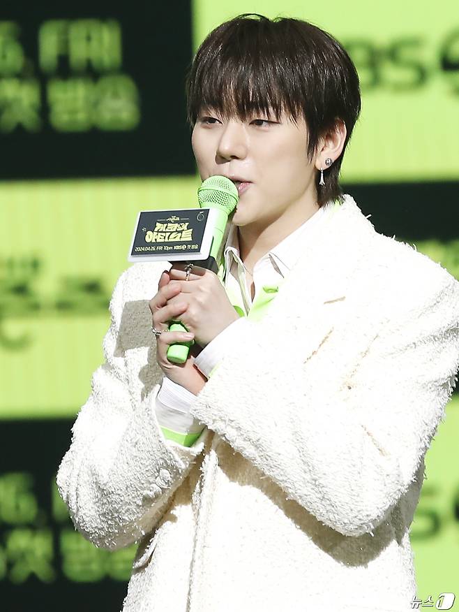 가수 지코가 23일 서울 영등포구 KBS에서 진행된 KBS2 '더 시즌즈-지코의 아티스트(Artist)' 제작발표회에서 인사말을 하고 있다. 2024.4.23/뉴스1 ⓒ News1 권현진 기자